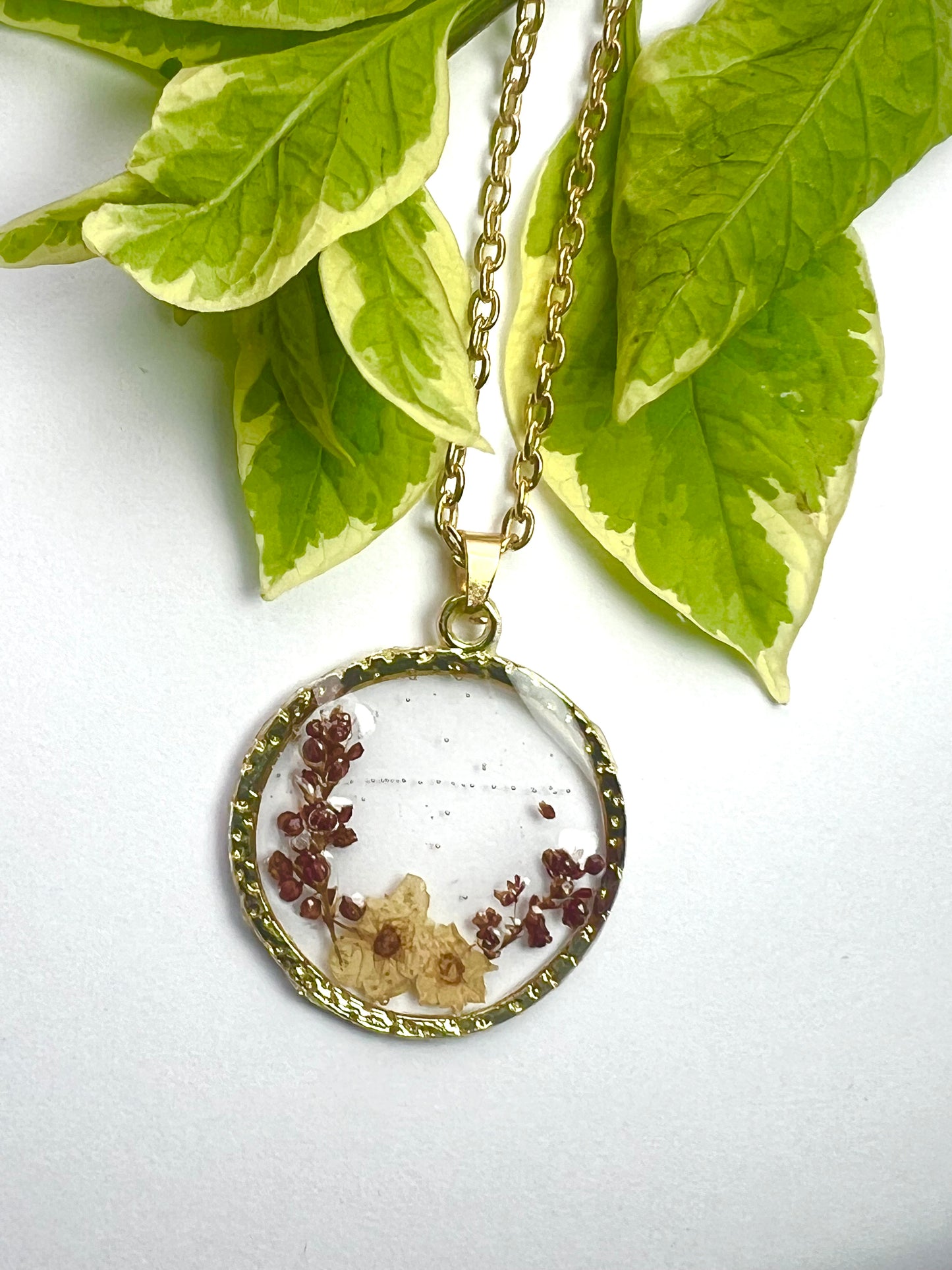 Fynbos blast and white tiny flower Round Resin Jewellery