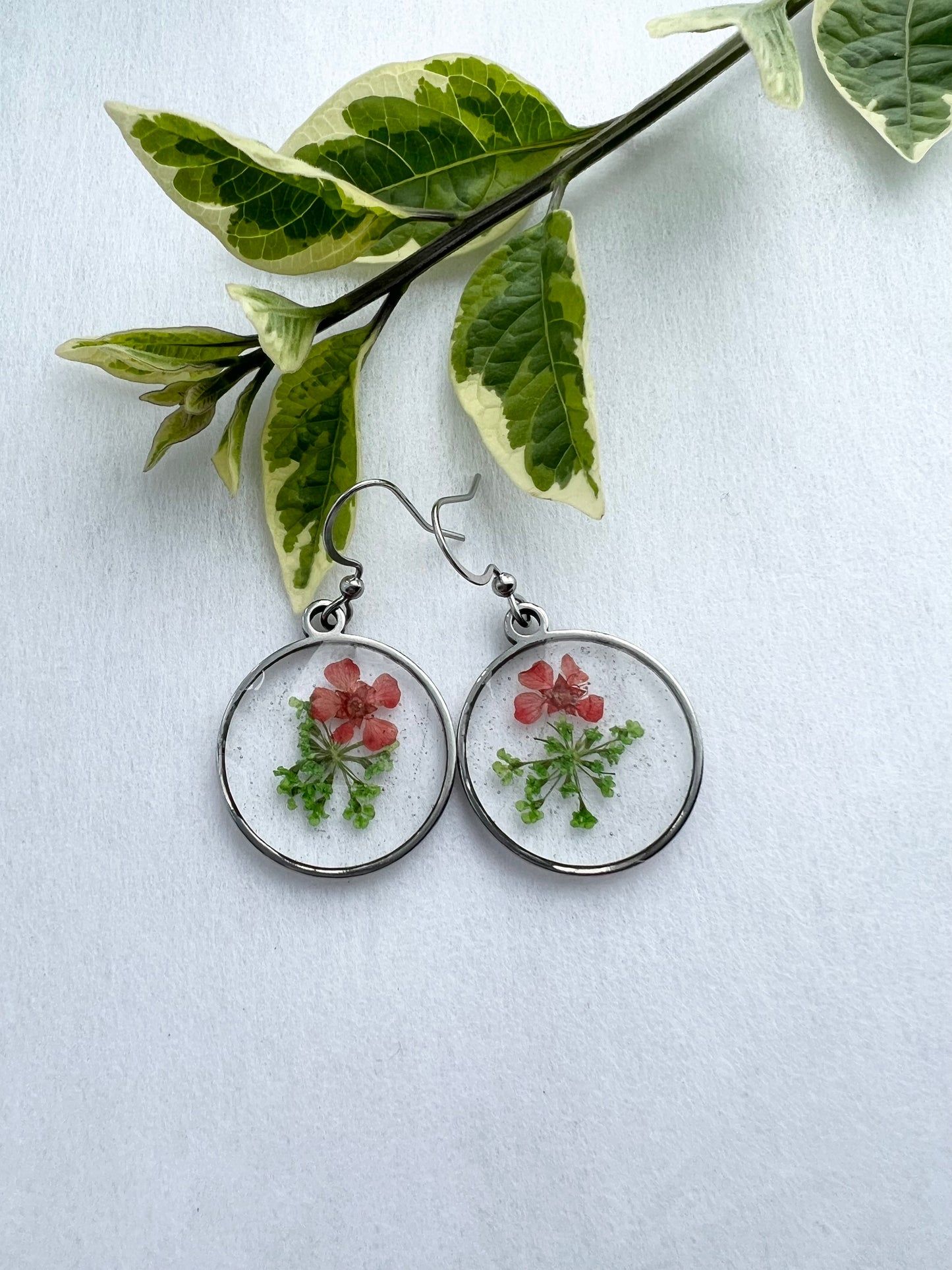 Green Fynbos Blast and pink flower Round Resin Jewellery