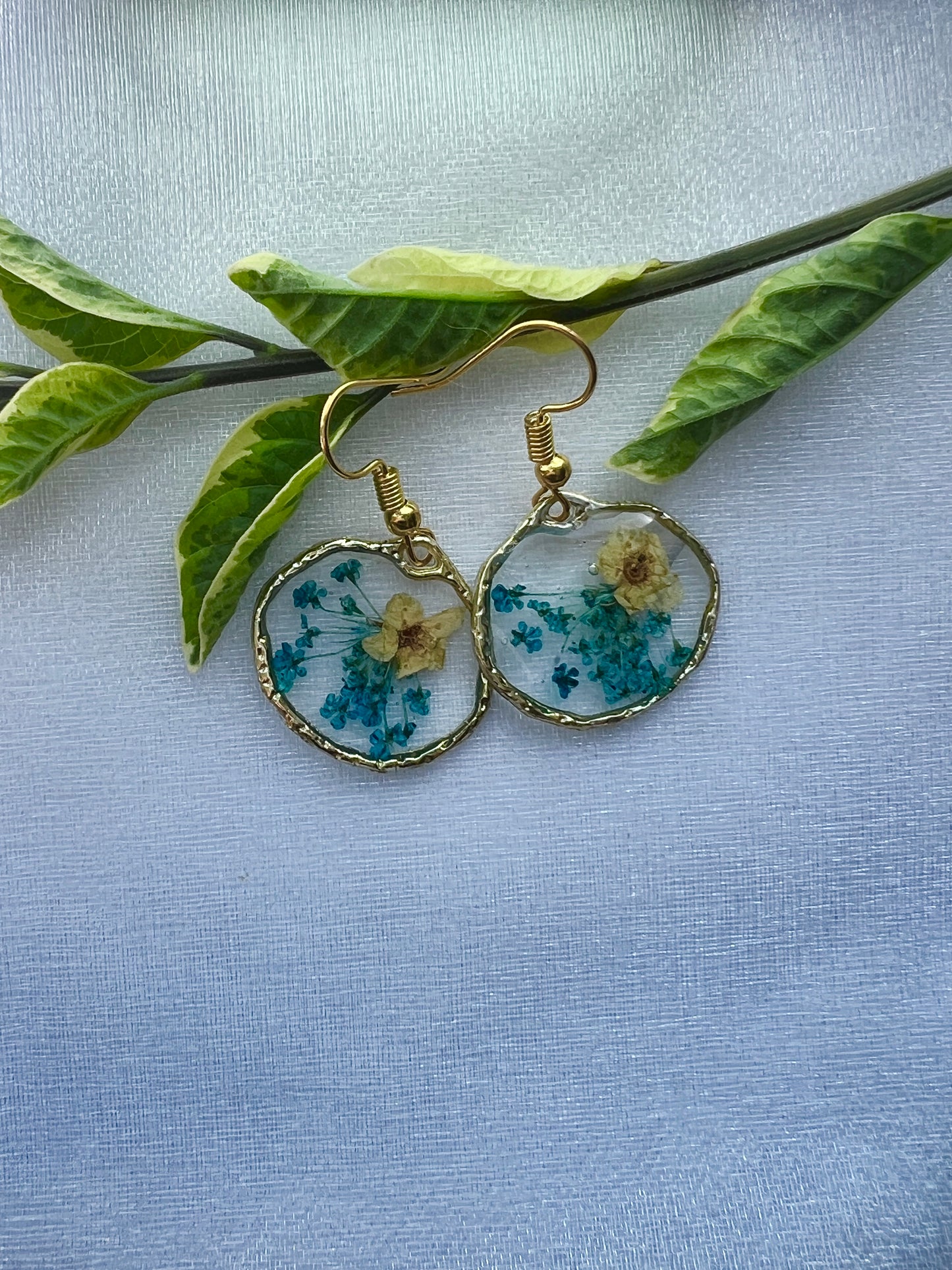 Blue Fynbos Blast& tiny white round Resin Jewellery