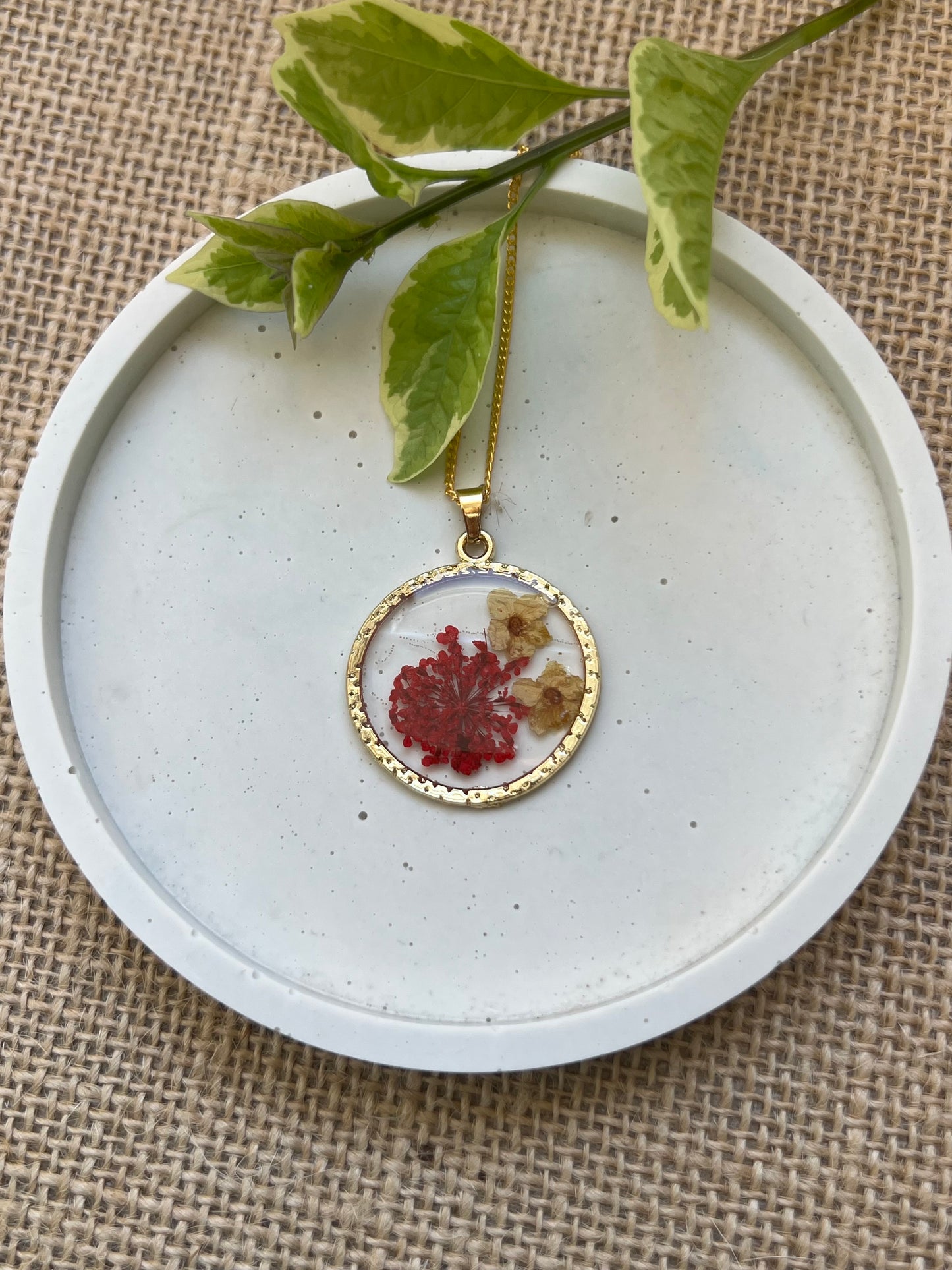 Fynbos blast and white tiny flower Round Resin Jewellery