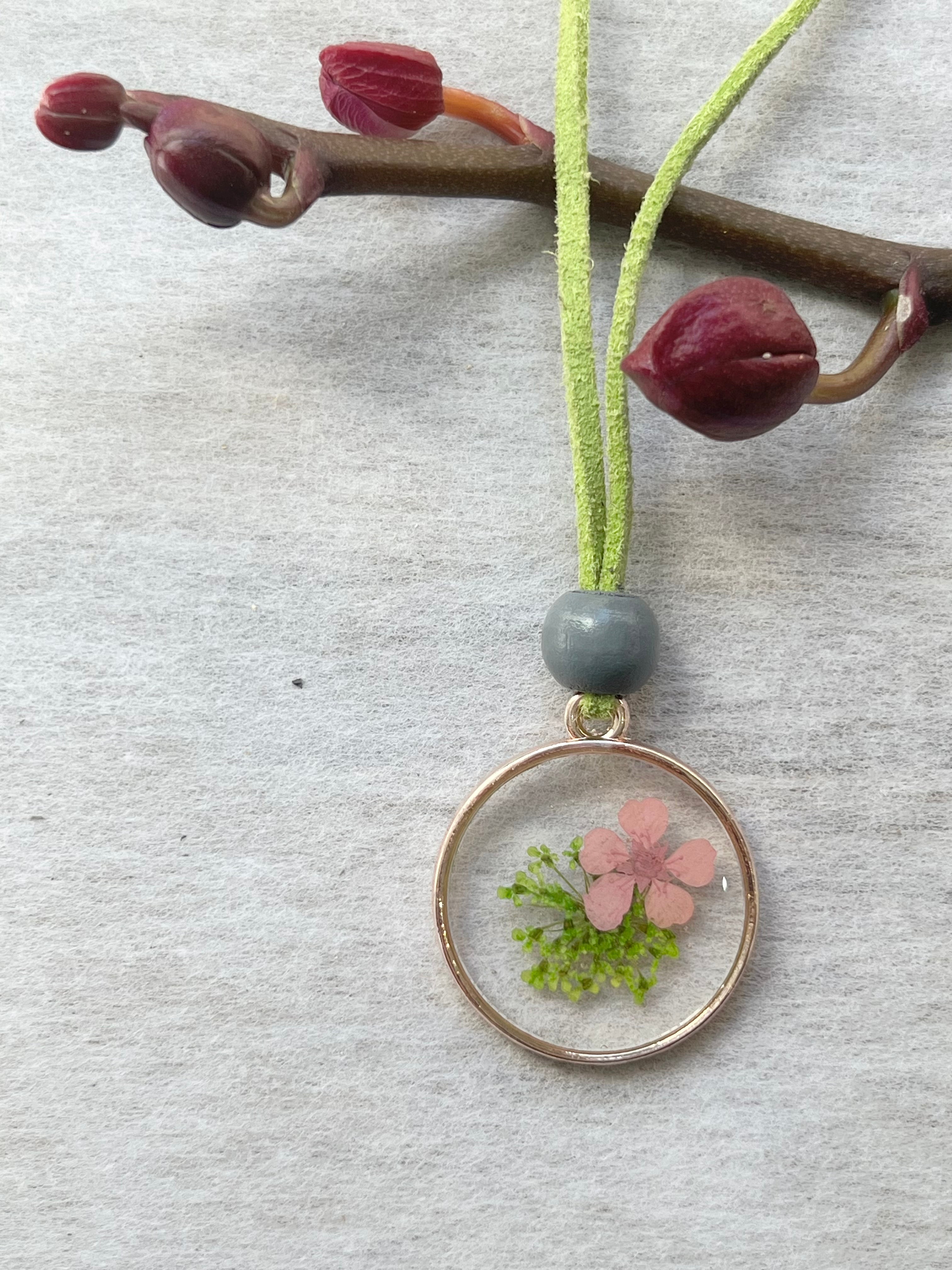 Resin on sale flower necklace