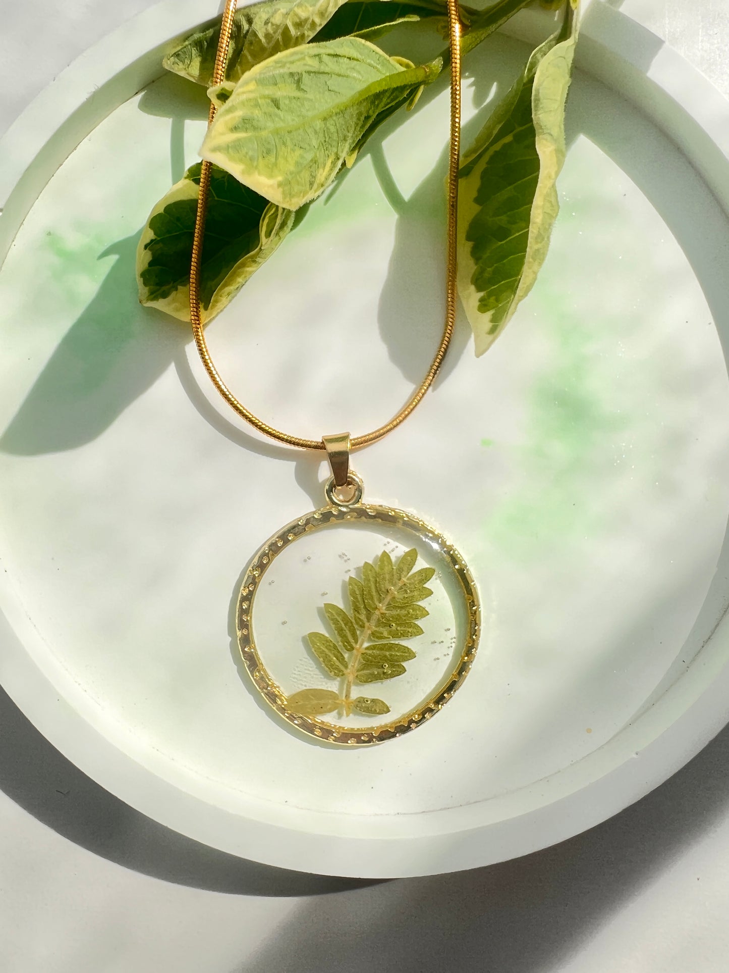 Petite Leaf Resin Pieces in Golden Round Frame