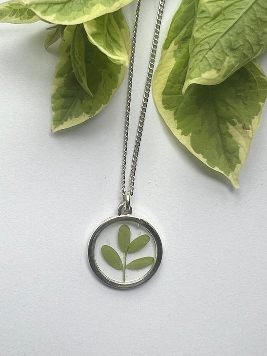 Petite Ral Leaf in silver Round Frame Resin Jewelry