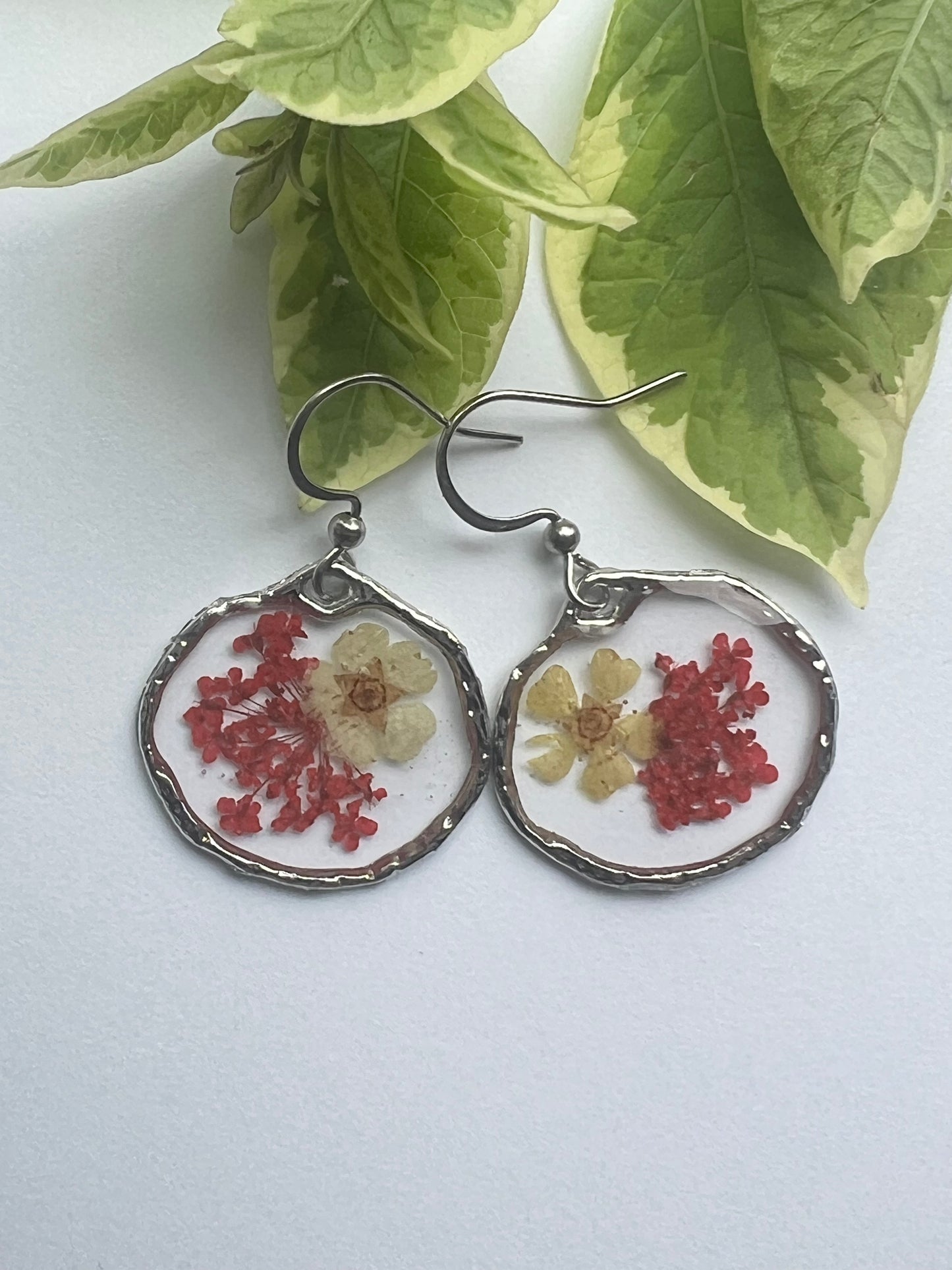 Fynbos blast and white tiny flower Round Resin Jewellery