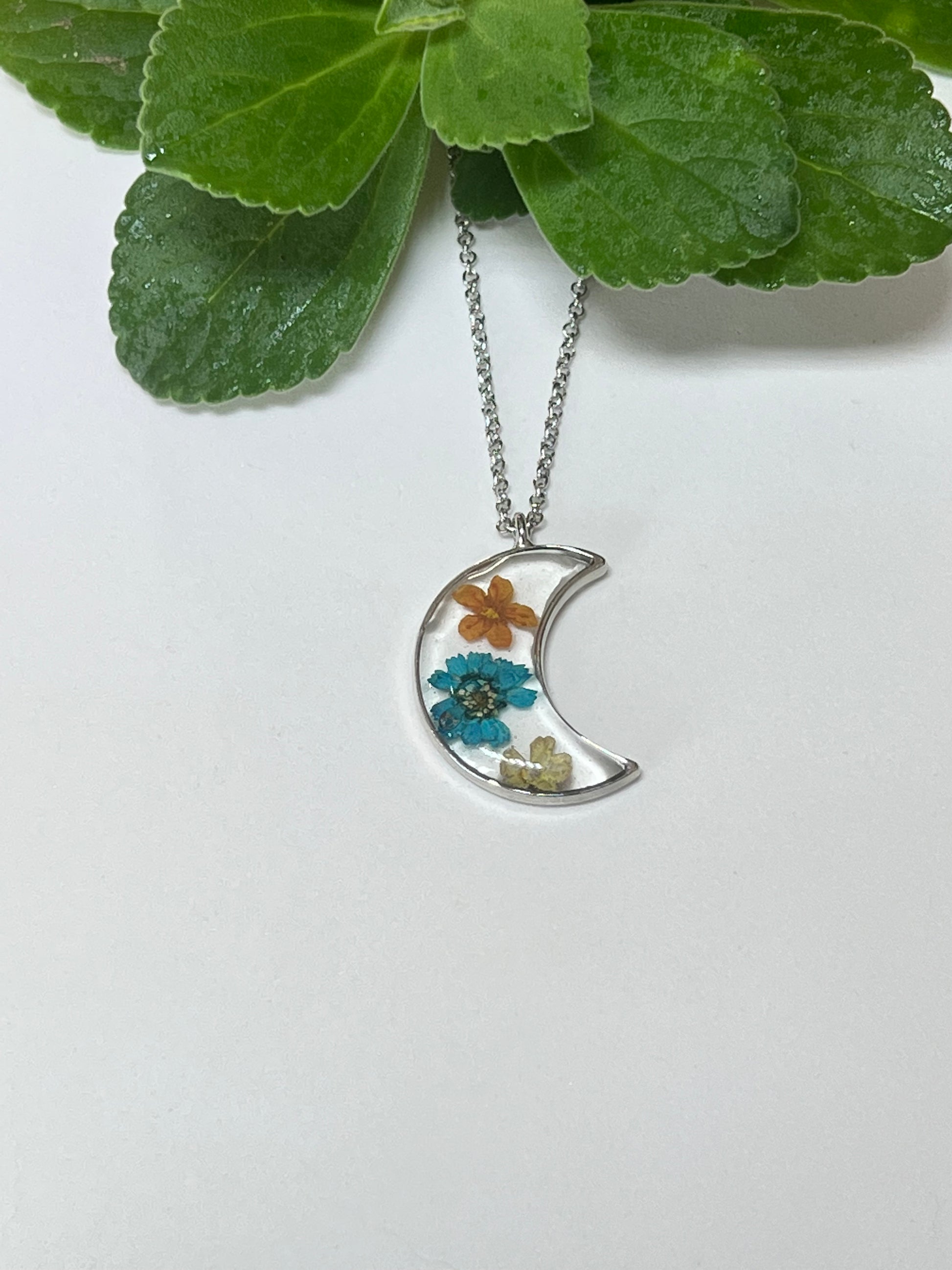 Moon frame orange and white blue real flowers necklace