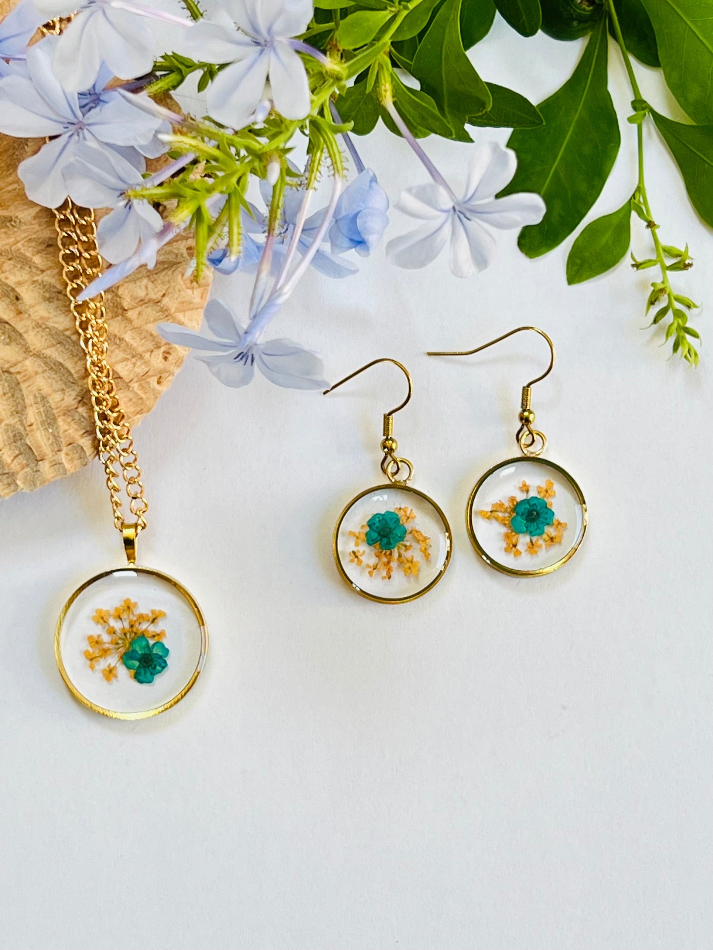 Orange Fynbos Blast and blue flower Round Resin Jewellery